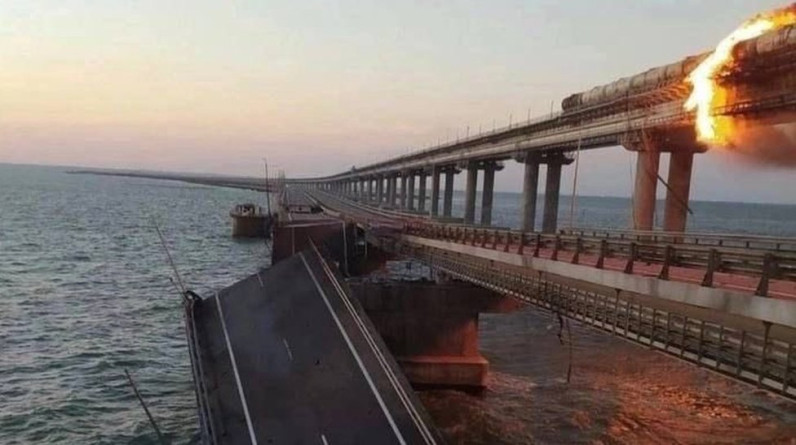تفجير جسر يربط خيرسون بشبه جزيرة القرم.. روسيا تتهم أوكرانيا